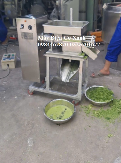 Máy vắt nước cốt lá dứa để nguyên cây
