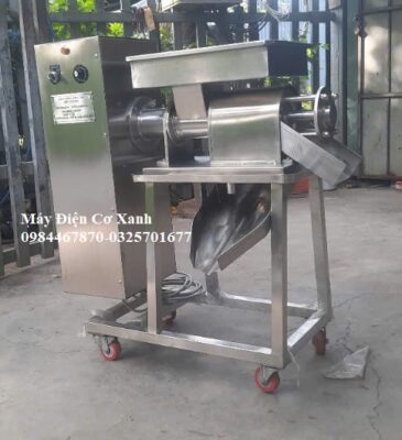 Máy vắt nước cốt lá dứa để nguyên cây