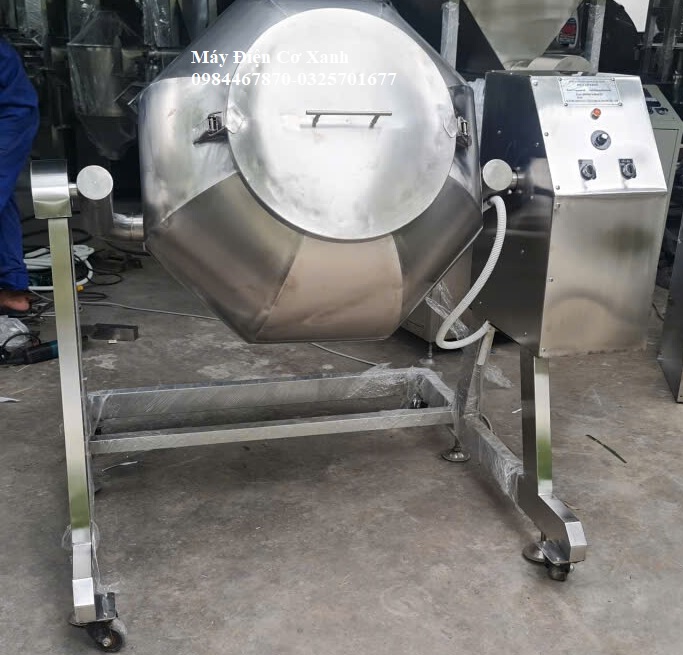 Công dụng của máy Trộn các loại bột khô: bột sữa, bột ngũ cốc, bột mì, bột dinh dưỡng… Trộn bột gia vị: muối, đường, tiêu, ớt, hành, tỏi, bột nêm và các hỗn hợp gia vị. Trộn bột sốt: tạo hỗn hợp bột đồng nhất trước khi đóng gói hoặc đưa sang công đoạn tiếp theo. Phối trộn nhiều nguyên liệu: giúp các thành phần có tỷ lệ khác nhau được phân bố đồng đều. Tẩm ướp thực phẩm: dùng để đảo trộn và phủ gia vị lên thịt, cá, hải sản, snack hoặc các sản phẩm thực phẩm phù hợp. Ứng dụng trong dây chuyền sản xuất: có thể kết hợp với máy nghiền, máy sàng, máy cấp liệu và máy đóng gói.